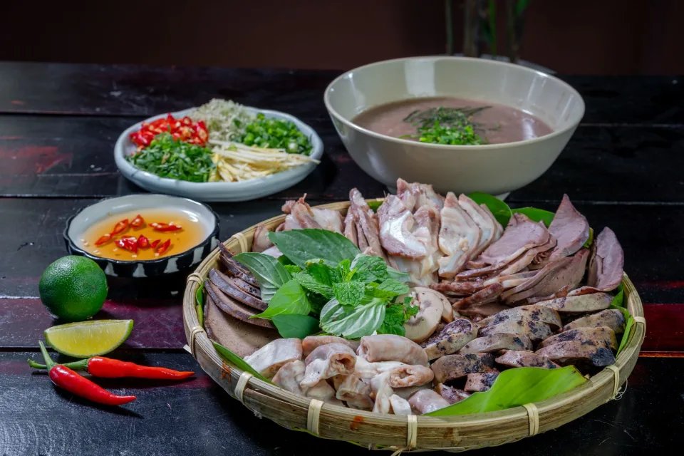 Khu bàn trong nhà